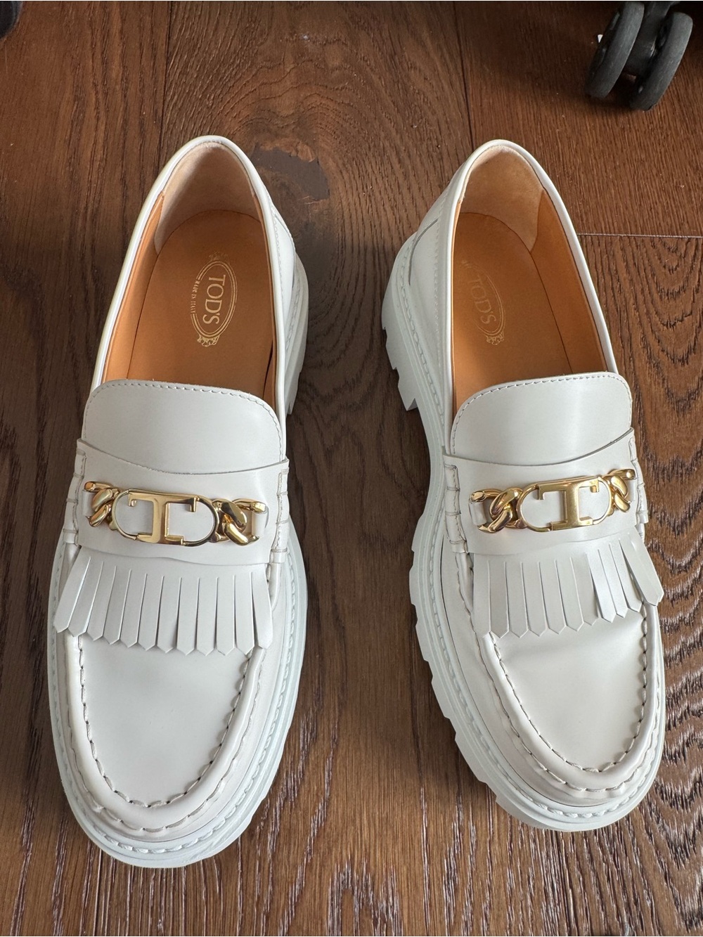 Tod's Cream Leather Kiltie Loafers with Gold Chain Detail